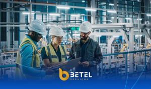 Como integrar temporários na indústria: equipe com colaboradores temporários e gestores alinhando processos com apoio da Betel Serviços